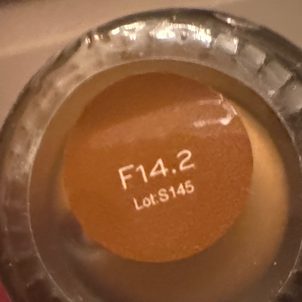Revolution Conceal & Glow Foundation - Warm Brown - Picture 3 of 4